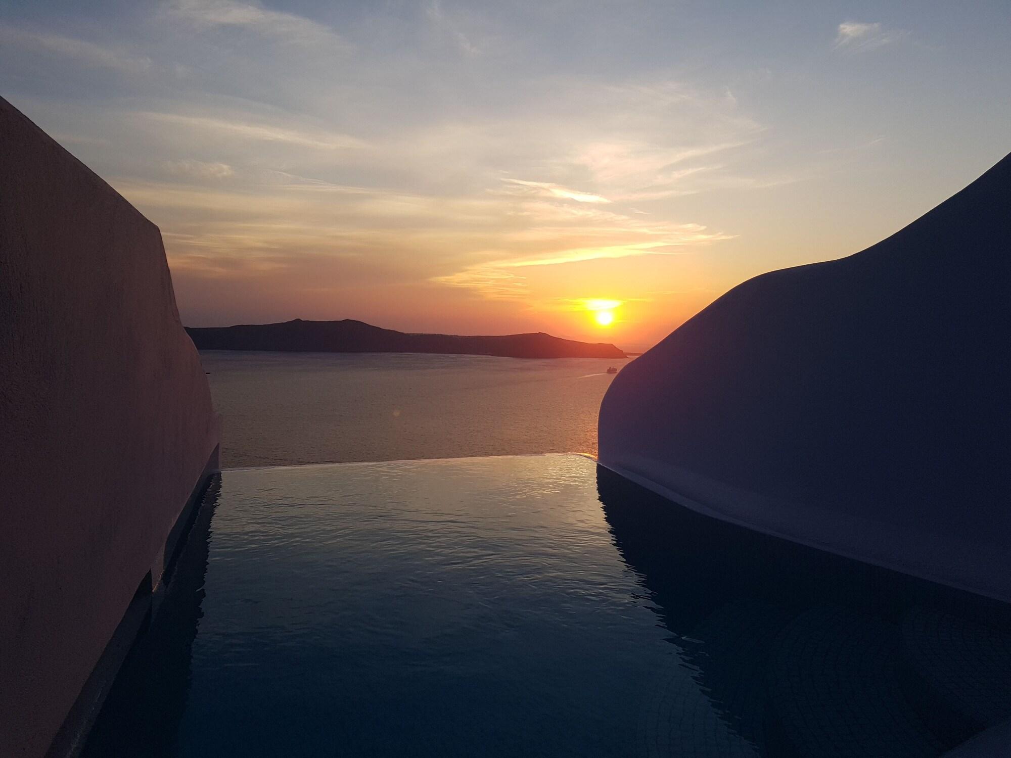 Adamant Suites (Adults Only) Φηρά Εξωτερικό φωτογραφία