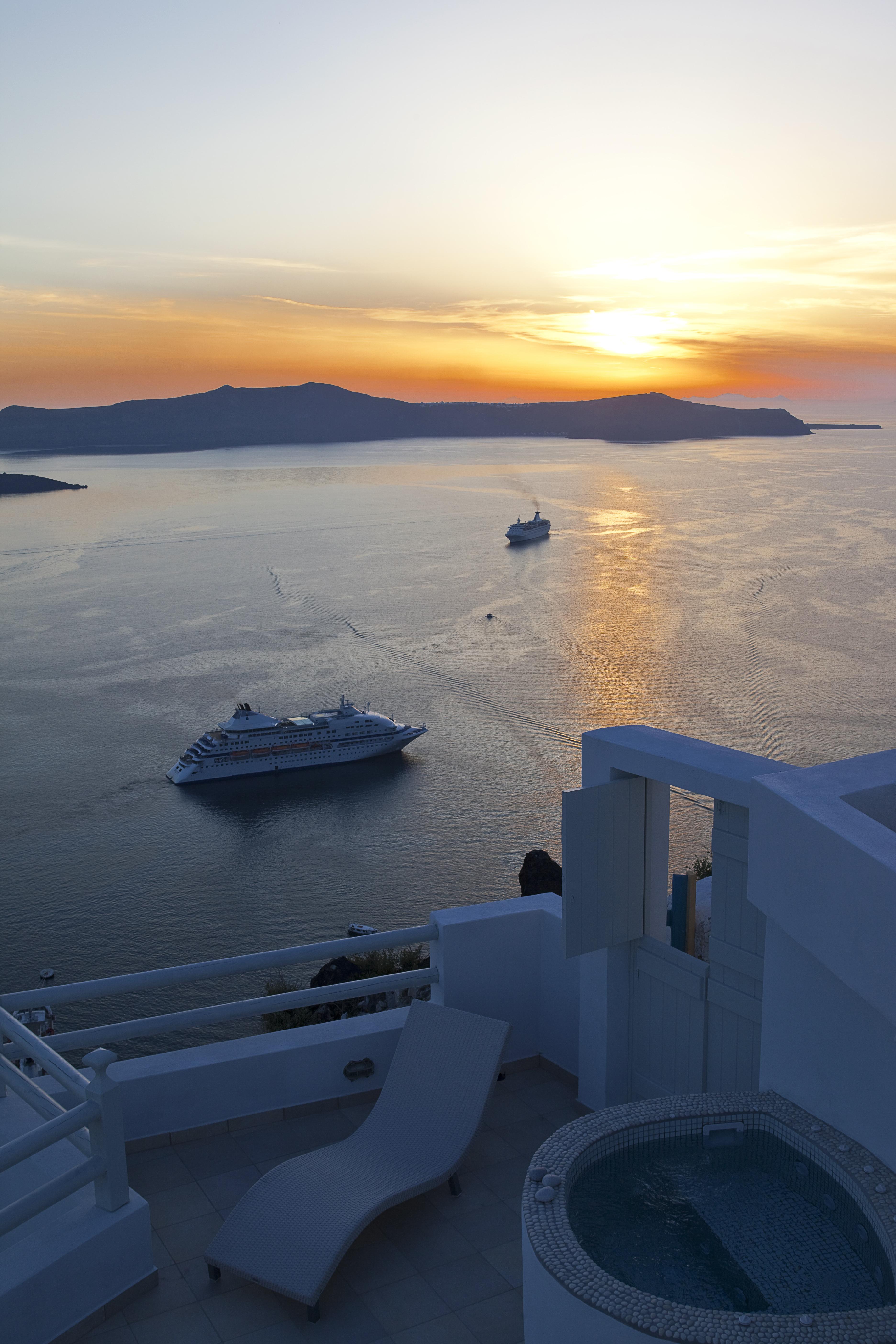 Adamant Suites (Adults Only) Φηρά Εξωτερικό φωτογραφία